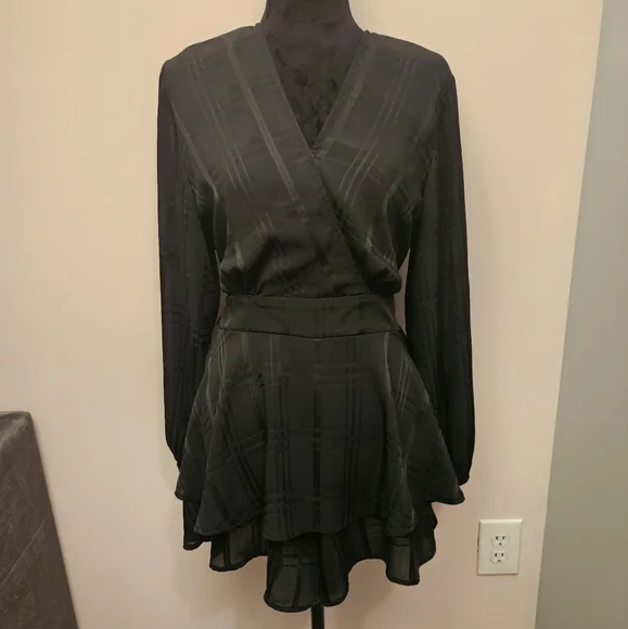 Black Long-Sleeved Wrap Romper - Size Large 😍 - Picture 2 of 8